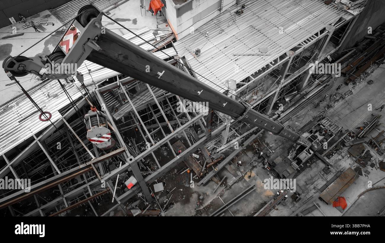 L'intensità e la precisione dei lavori di costruzione dall'alto, mostrando macchinari, manodopera e metallo in perfetta armonia. Foto Stock