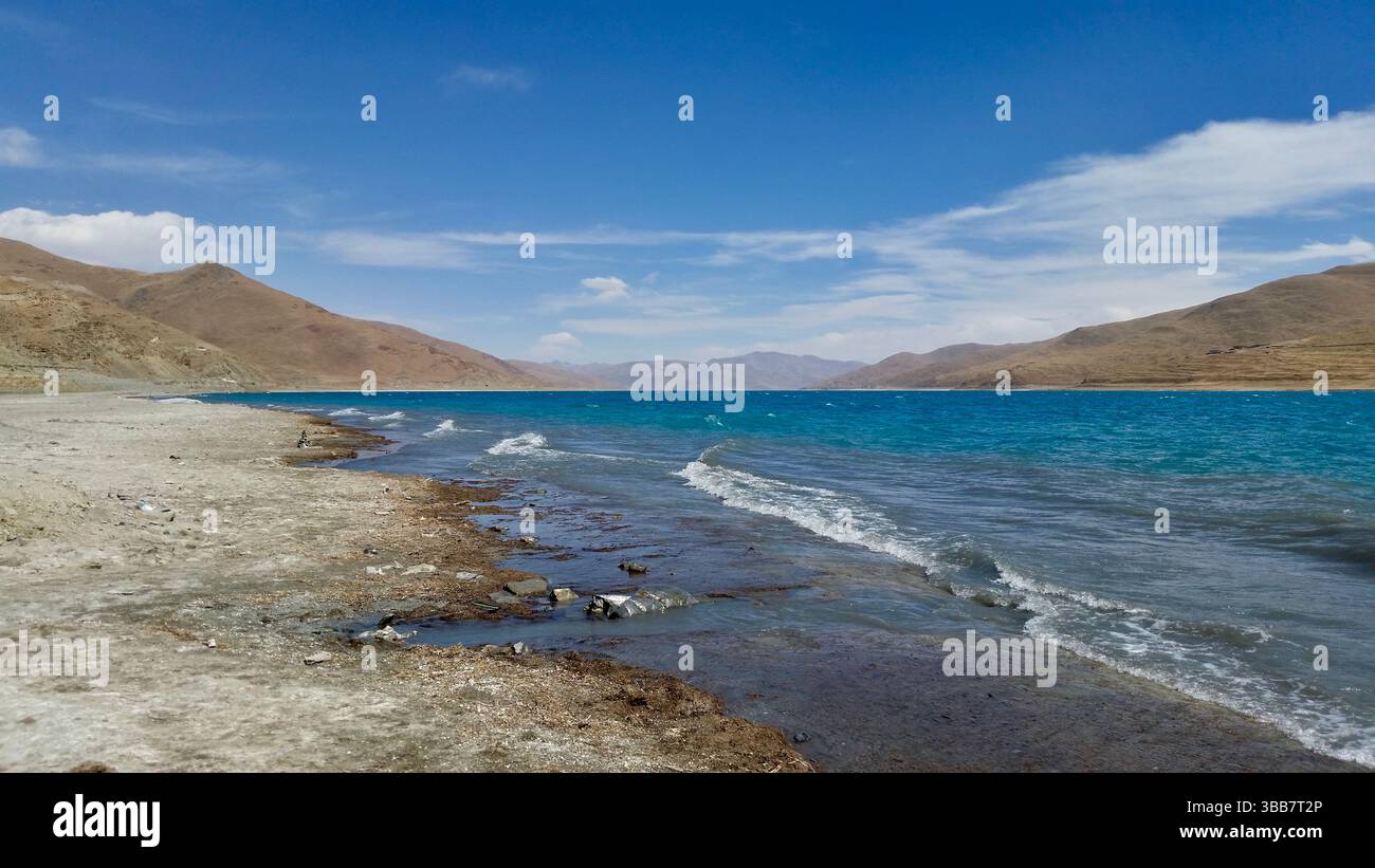 Lago Yamdrok (lago Yangzhuo) - splendido paesaggio del lago sacro tibetano Foto Stock