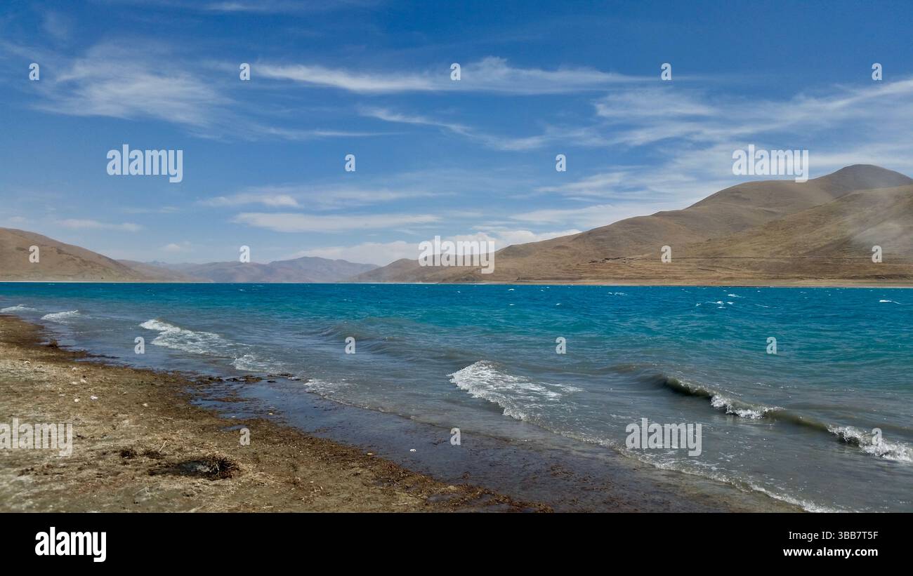 Lago Yamdrok (lago Yangzhuo) - splendido paesaggio del lago sacro tibetano Foto Stock