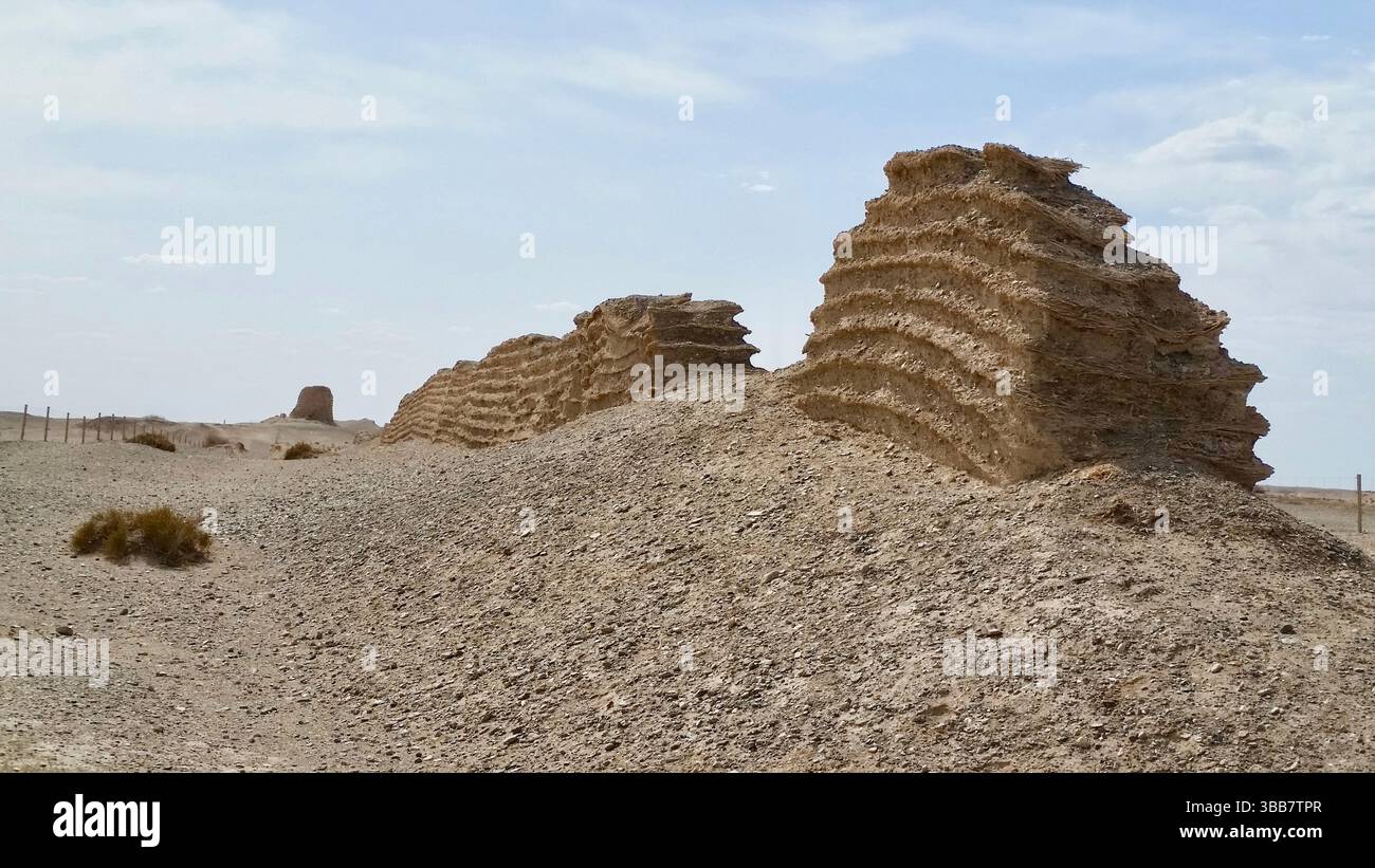 Passo Yumen e rovine della grande Muraglia Han: Echi dell'antica Cina sulla via della Seta Foto Stock