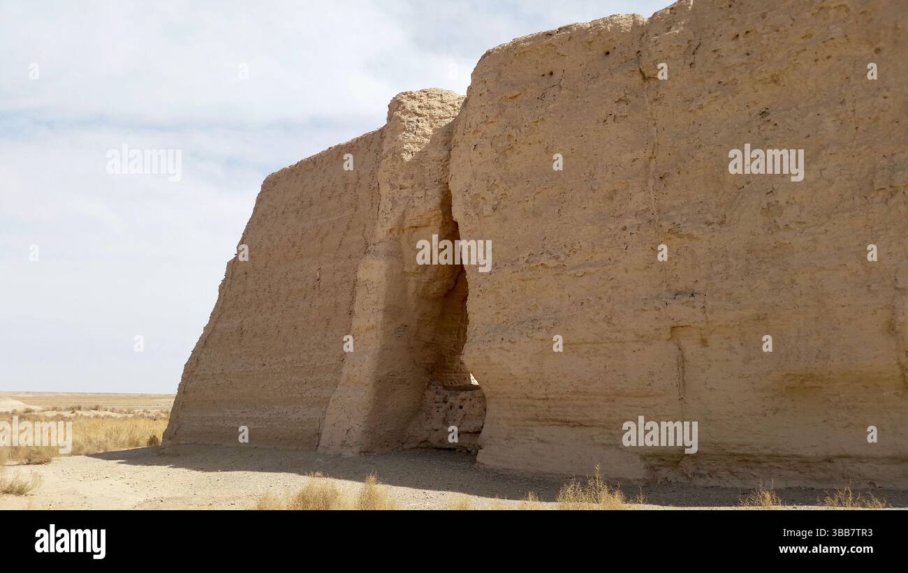 Passo Yumen e rovine della grande Muraglia Han: Echi dell'antica Cina sulla via della Seta Foto Stock