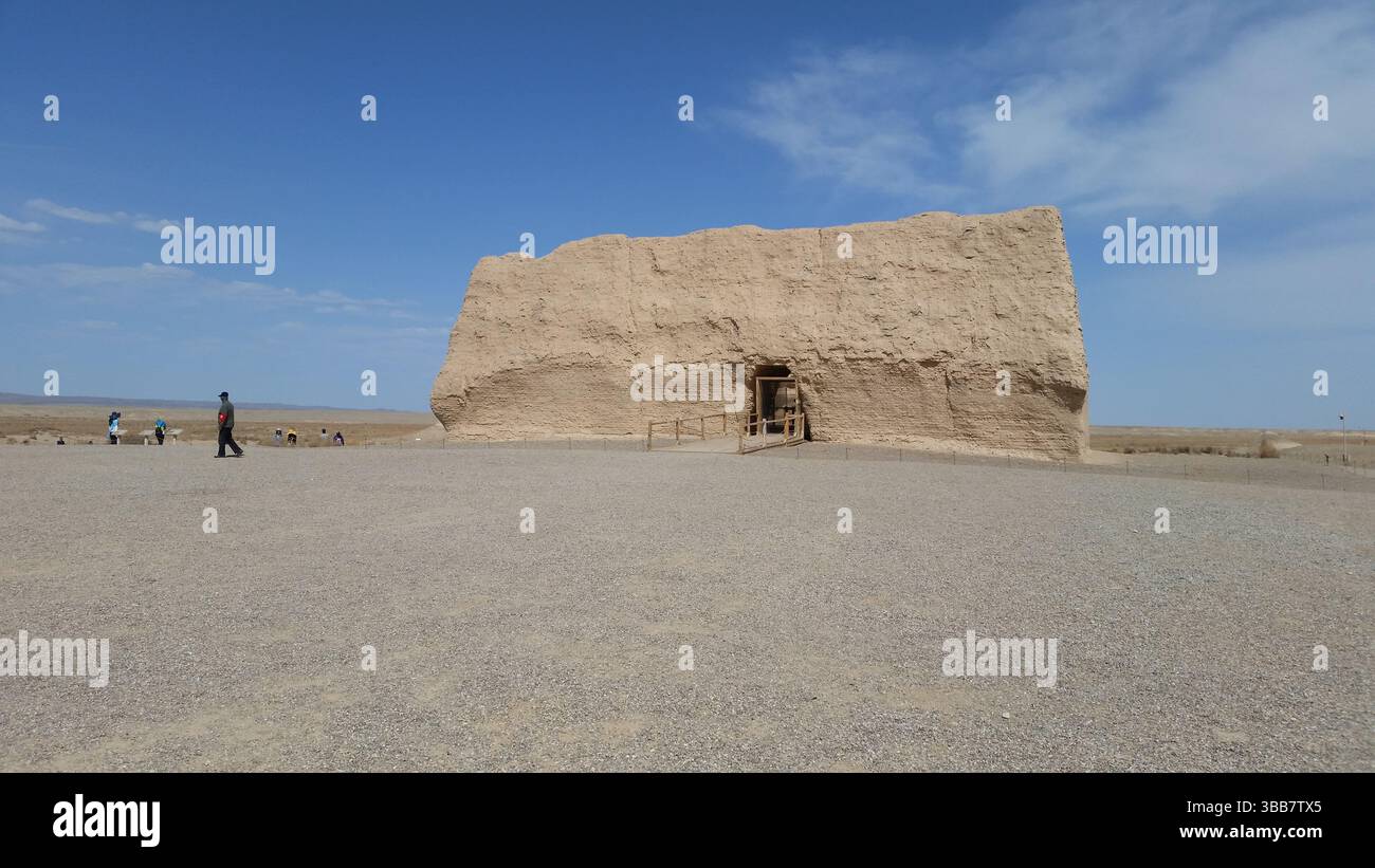 Passo Yumen e rovine della grande Muraglia Han: Echi dell'antica Cina sulla via della Seta Foto Stock