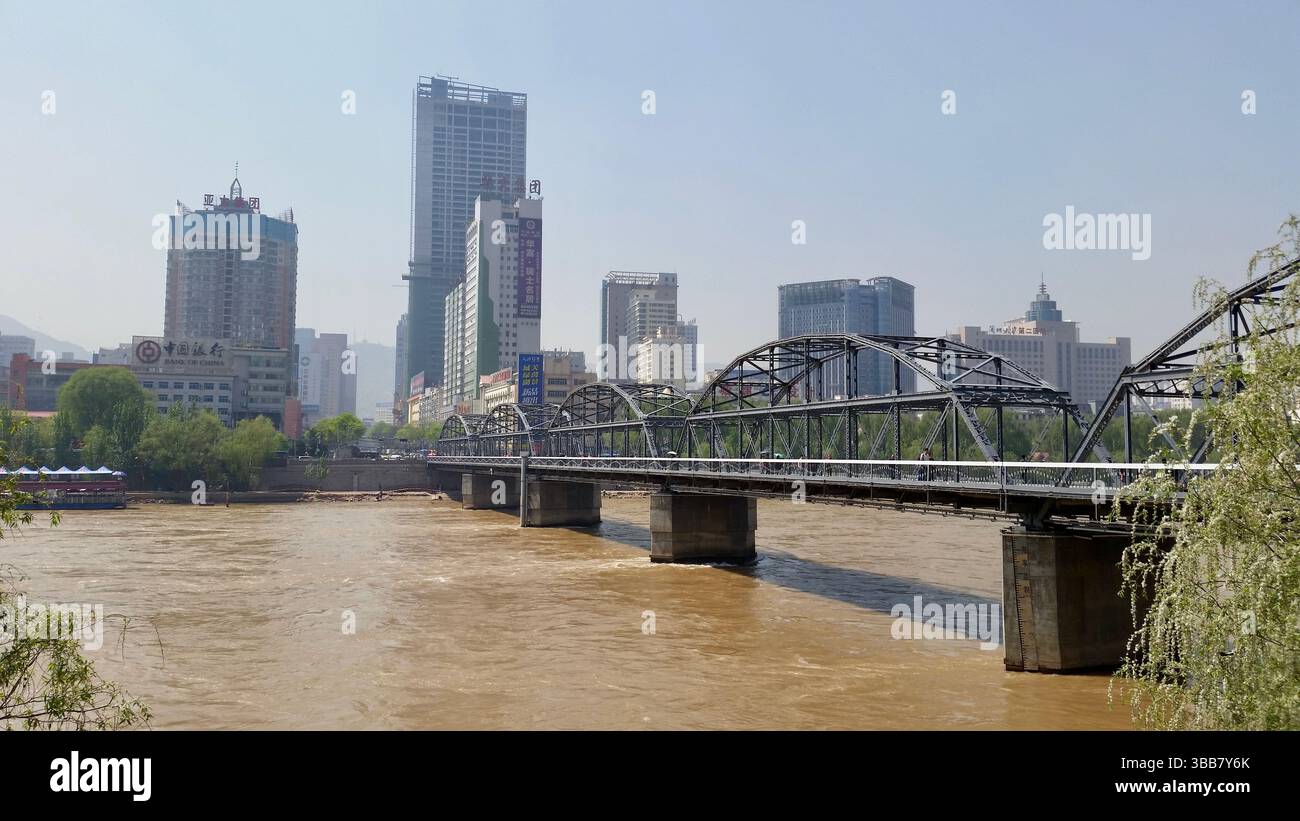 Ponte di ferro sul fiume giallo di Lanzhou: Monumento storico sul fiume giallo Foto Stock
