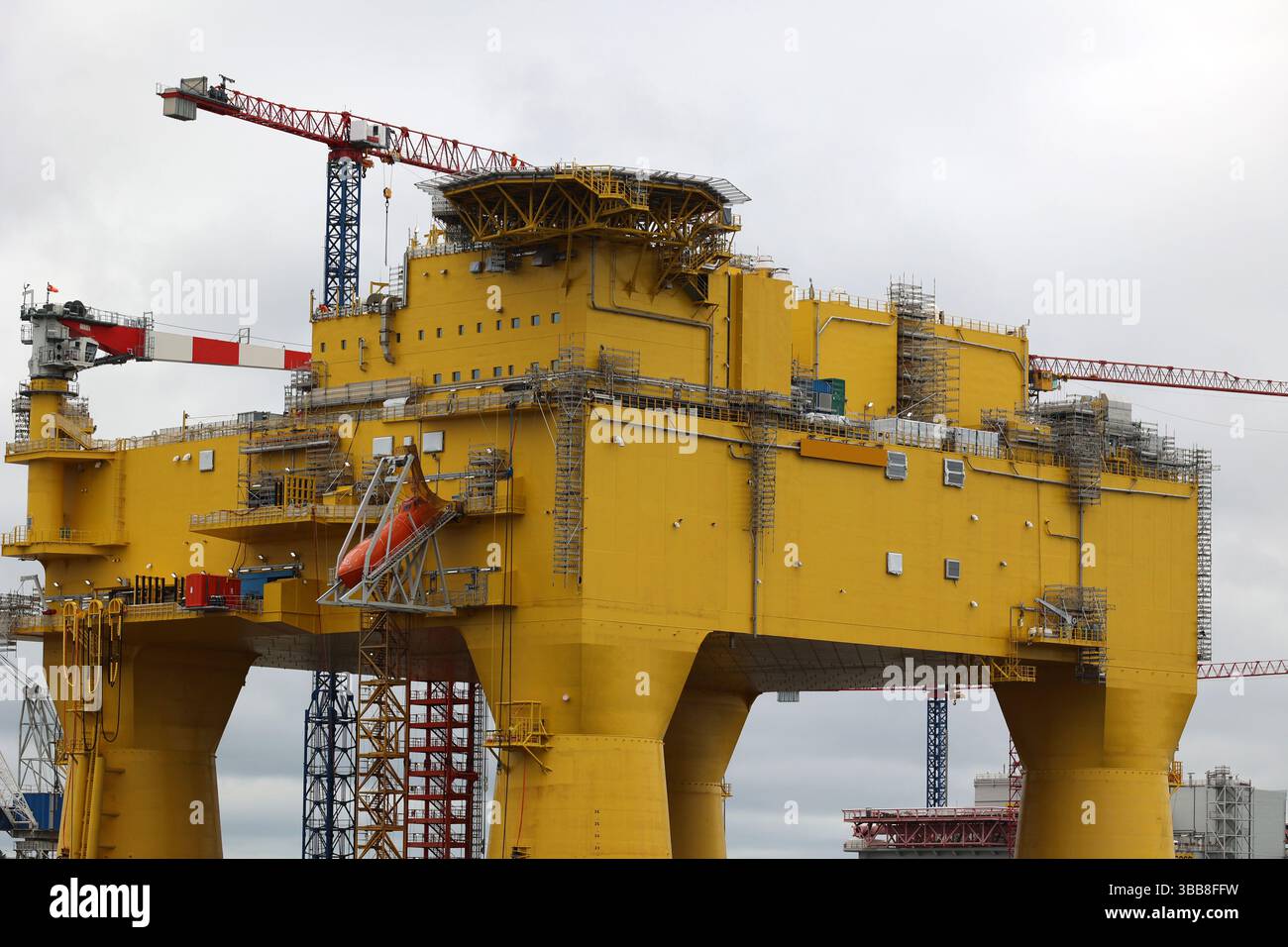 Piattaforma di conversione nel porto di Haugesund, Norvegia Foto Stock