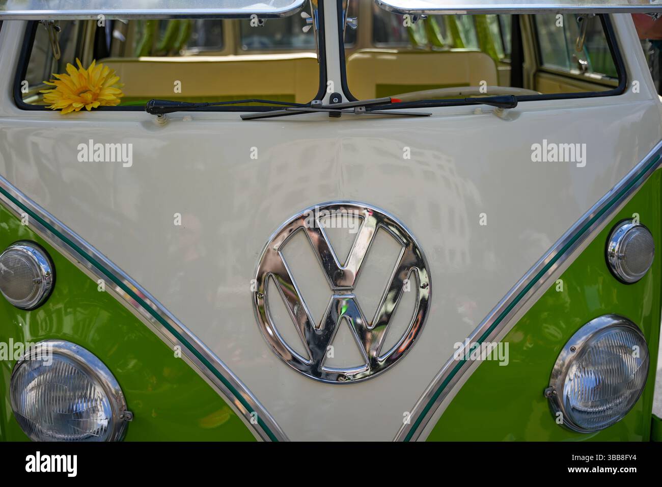 Germania Berlino 11 maggio 2025. Vista frontale di un bus VW T1. L'iconico VW T1 Bus, verde e bianco, risplende con vernice fresca e dettagli cromati. Il V-shap Foto Stock