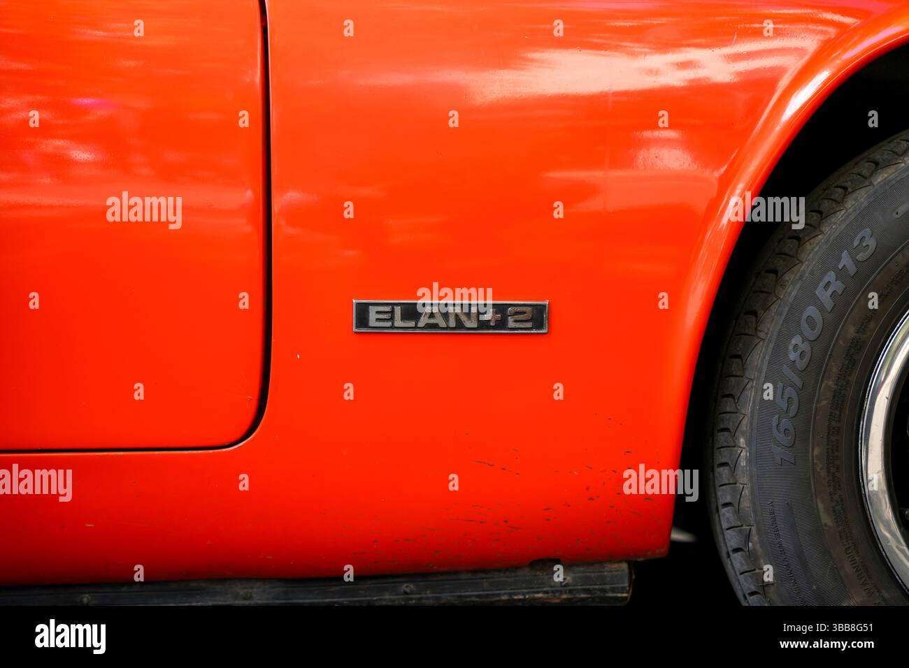 Germania Berlino 11 maggio 2025. Una vista dettagliata del lato del loto rosso brillante Elan 2. Il cartello del titolo enfatizza il patrimonio sportivo e classico Foto Stock