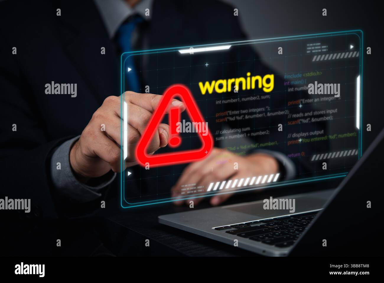 Concetto di avvertenza sulla codifica di sicurezza informatica. un uomo d'affari che punta il segnale di allarme rosso sullo schermo, le minacce informatiche, i rischi di hacking e la vulnerabilità del sistema. Secu. Digitale Foto Stock