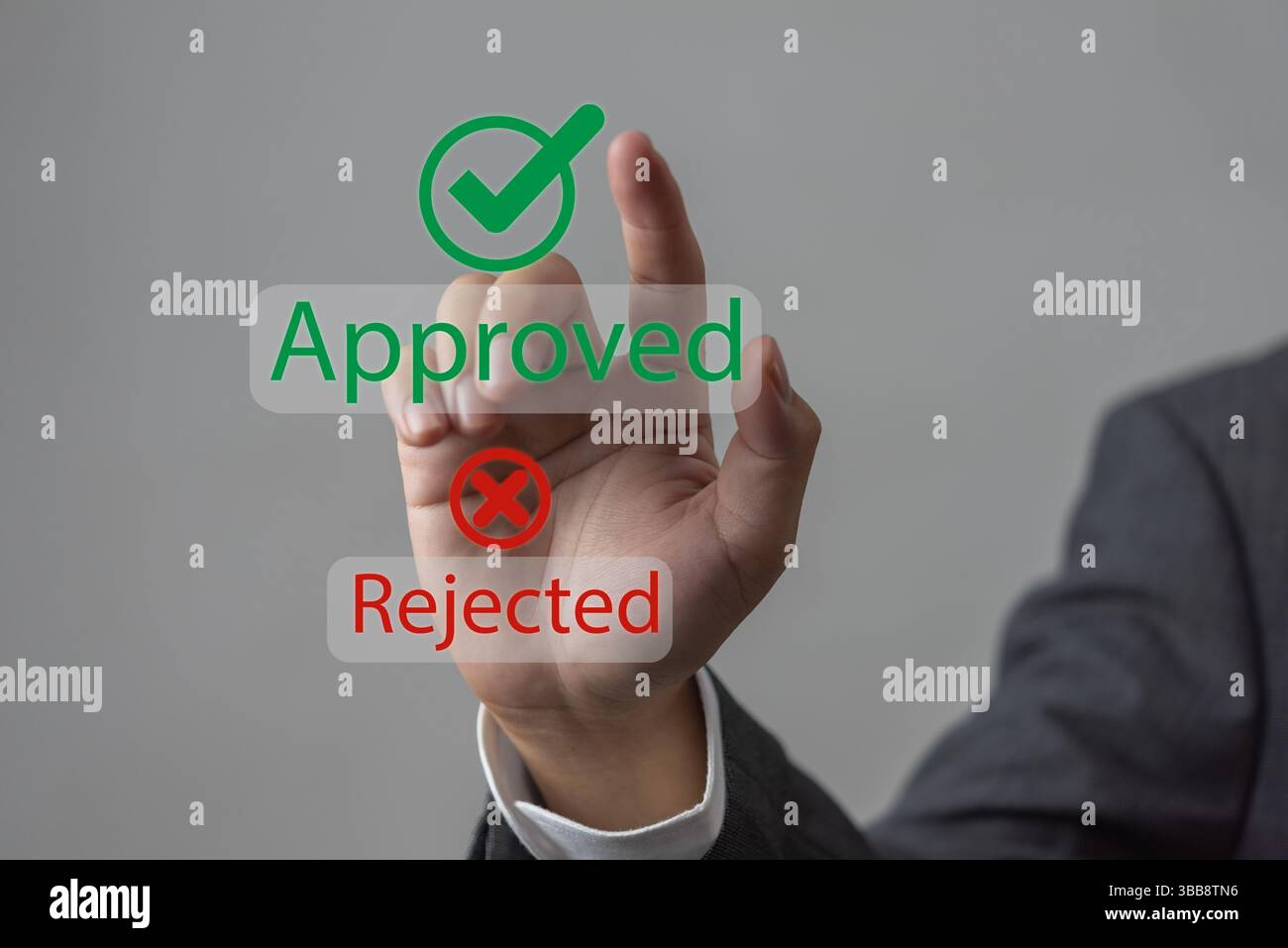 Puntare il dito verso le opzioni approva, Rifiuta. Simbolo della decisione, voto. Segno di spunta verde, croce rossa. Concetto aziendale: Accettare, rifiutare. Facile da usare. Foto Stock