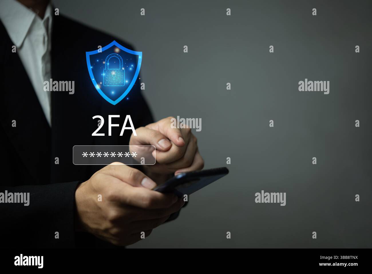 Concetto di sicurezza digitale con autenticazione 2FA, verifica mobile, difesa informatica, accesso crittografato, prevenzione delle frodi online, e violazione dei dati Foto Stock