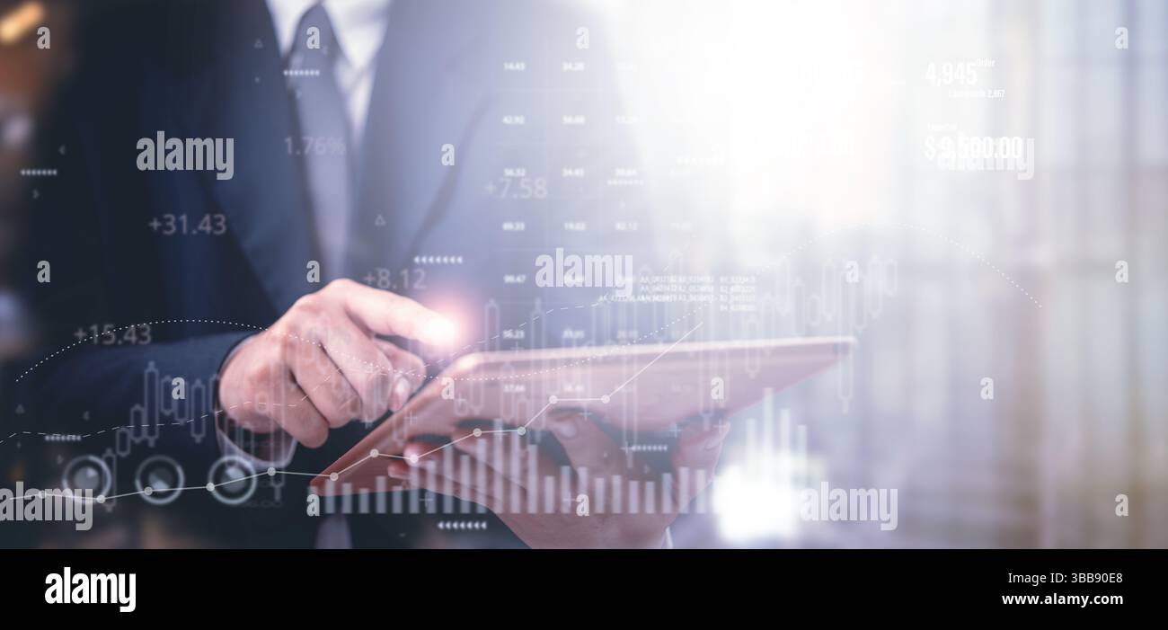 Uomo d'affari che utilizza un tablet digitale futuristico cruscotto finanziario. report di analisi dei dati pianificazione della strategia di investimento, crescita del mercato azionario, tendenza degli investimenti Foto Stock