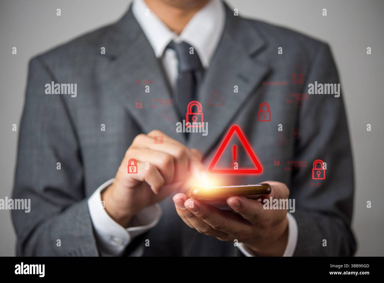 Concetto di avviso di sicurezza informatica con un uomo d'affari che utilizza uno smartphone. Minaccia alla sicurezza digitale, rischio di hacking, attacco di malware e protezione dei dati online Foto Stock