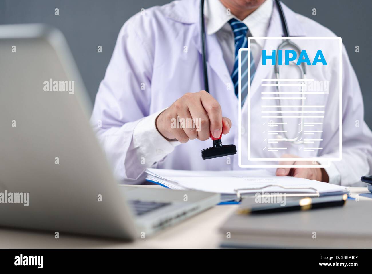 Medico con un camice bianco che timbra documenti medici con una sovrapposizione di icone digitali di conformità HIPAA. Il concetto di sicurezza dei dati sanitari, privazione del paziente Foto Stock