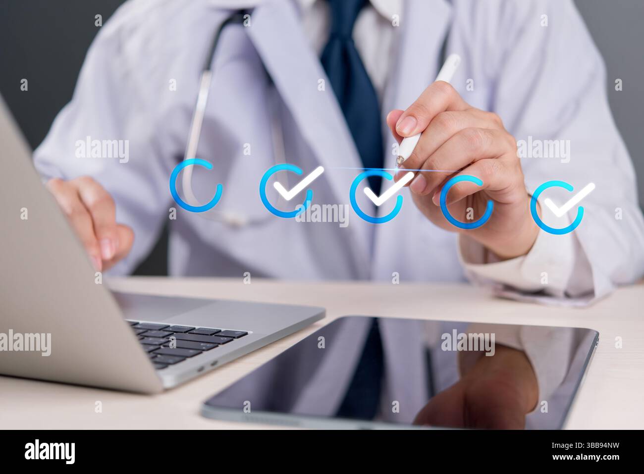 Concetto di telemedicina con medico che completa la lista di controllo virtuale, tecnologia sanitaria innovativa, sistema di tracciamento dei dati, consulenza medica online e. Foto Stock