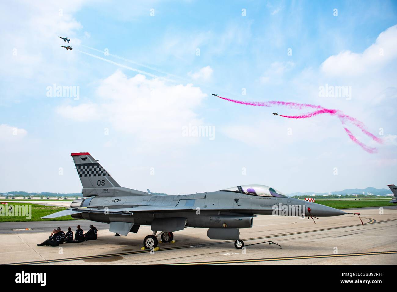 I membri della U.S. Pacific Air Forces F-16 Demonstration Team guardano una dimostrazione aerea della Republic of Korea Air Force Black Eagles Aerobatic Team durante i giorni Osan Air Power 2025, 11 maggio 2025, presso la Osan Air base, Repubblica di Corea. Il 51st Fighter Wing ha mostrato le sue capacità aeree e l'interoperabilità tra Stati Uniti e ROK durante lo show aereo, riaffermando l'impegno della U.S. Air Force per la pace e la stabilità in tutta la penisola coreana e nel più ampio Indo-Pacifico. In qualità di ala da caccia con base permanente e più schierata in avanti, Osan AB mantiene una costante disponibilità a difendere 51 milioni di persone a fianco di U.S. al Foto Stock