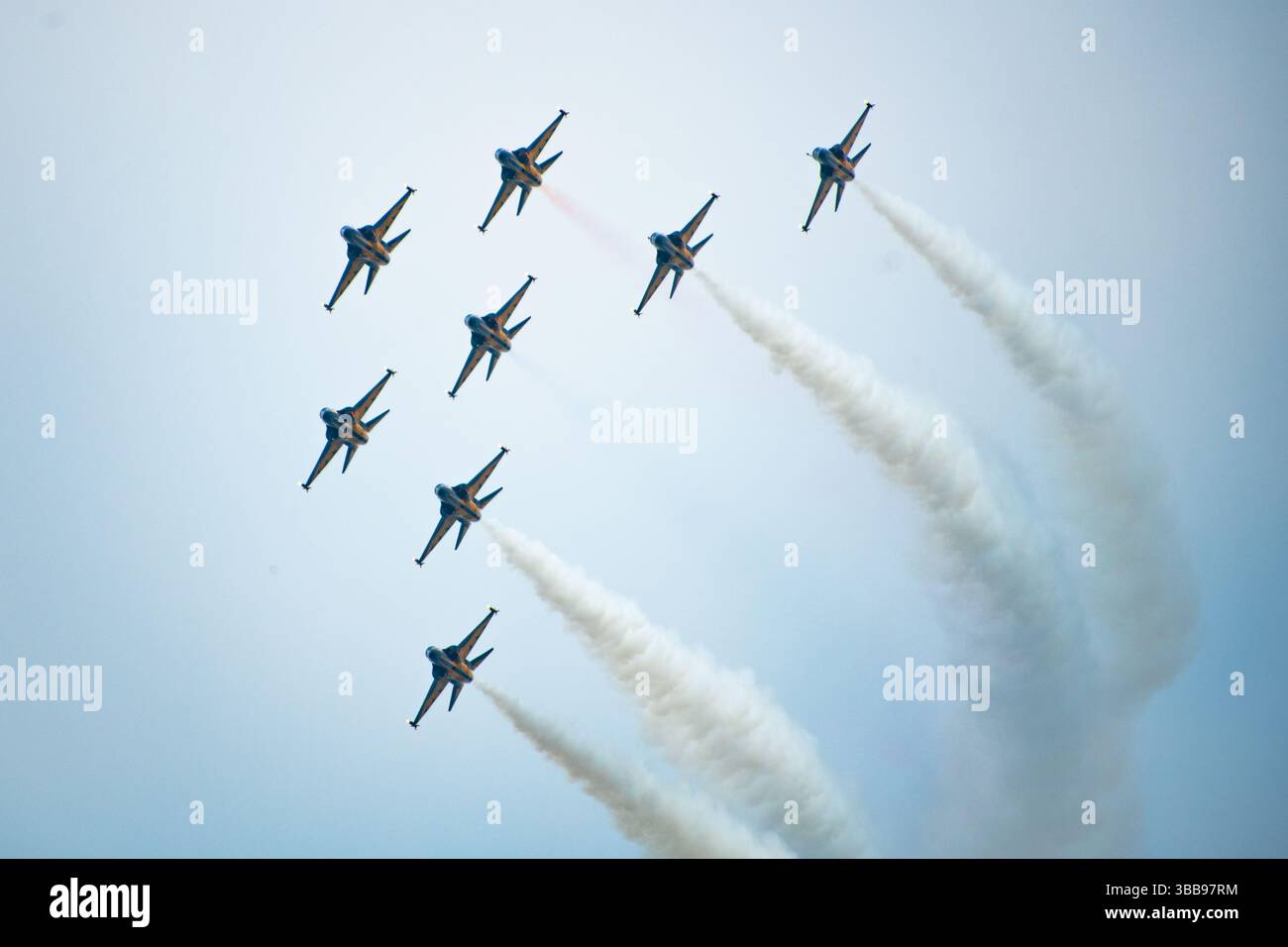 Il Black Eagles Aerobatic Team della Republic of Korea Air Force esegue una dimostrazione aerea di volo di formazione durante gli Osan Air Power Days 2025, 11 maggio 2025, presso la Osan Air base, Repubblica di Corea. Il 51st Fighter Wing ha mostrato le sue capacità aeree e l'interoperabilità tra Stati Uniti e ROK durante lo show aereo, riaffermando l'impegno della U.S. Air Force per la pace e la stabilità in tutta la penisola coreana e nel più ampio Indo-Pacifico. In qualità di ala da caccia con base permanente e più schierata in avanti, Osan AB mantiene una costante disponibilità a difendere 51 milioni di persone insieme agli alleati e ai partner degli Stati Uniti. (U.S. Air per Foto Stock