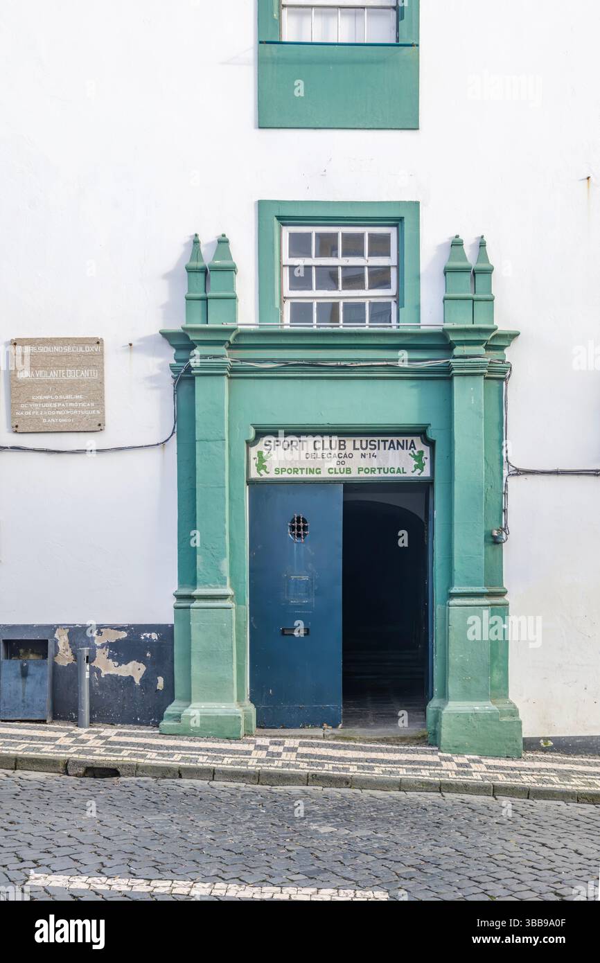 Ingresso allo Sport Club Lusitania, Angra do Heroismo, Azzorre. Incantevole vista dell'ingresso decorato bianco e verde acqua allo Sport Club Lusitania, featurin Foto Stock