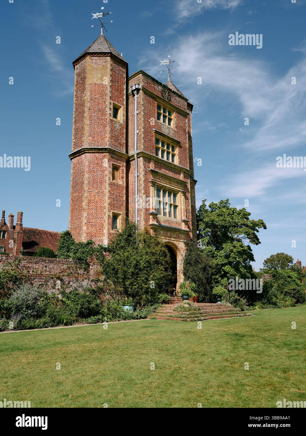 La torre al Sissinghurst Castle Garden in estate, Sissinghurst nel Weald of Kent in Inghilterra, Regno Unito Foto Stock