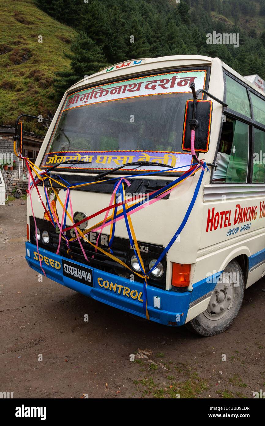 Distretto di Mustang, Nepal - 3 ottobre 2012: Un autobus locale decorato con nastri colorati su una strada sterrata vicino a Jomsom Foto Stock