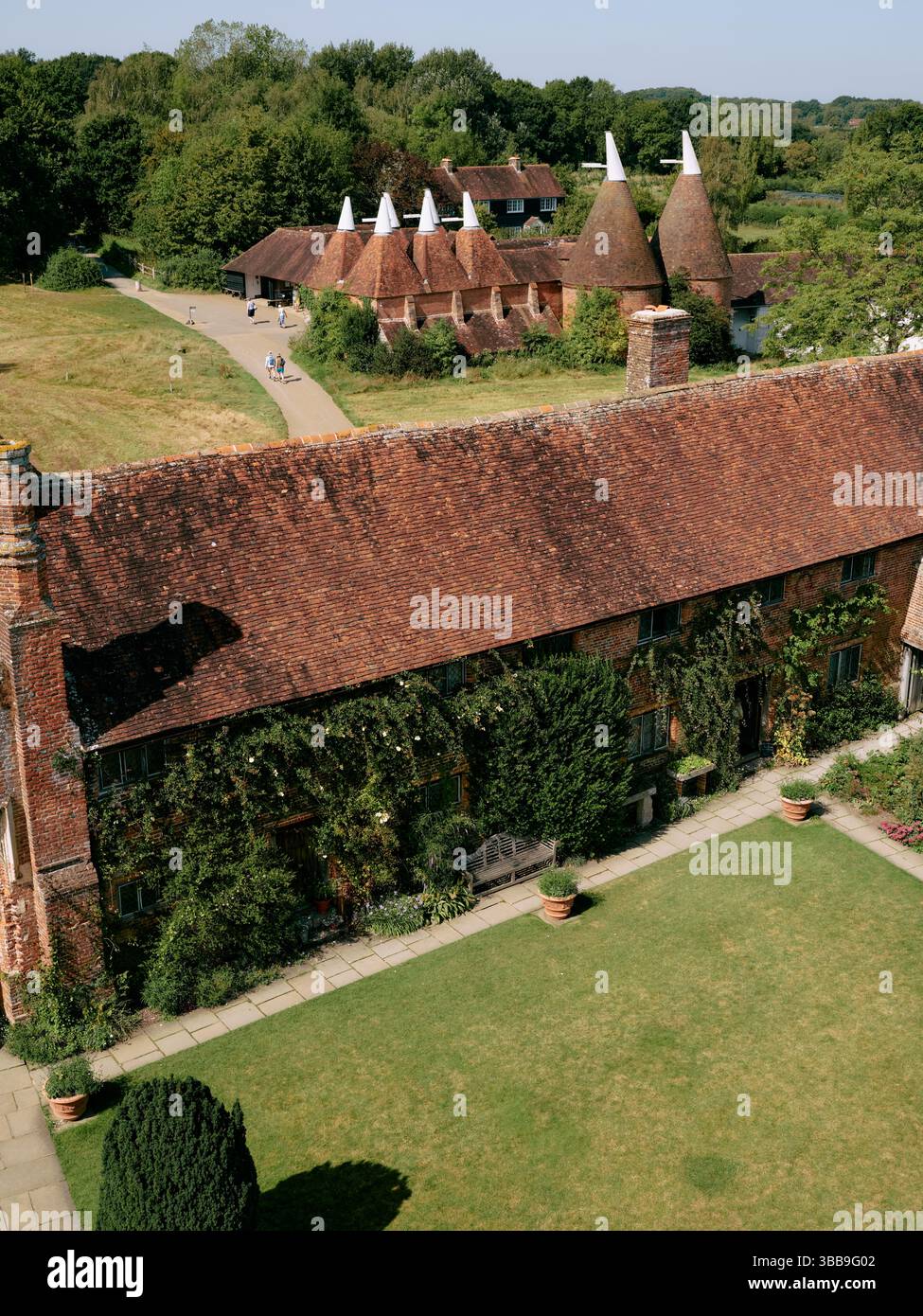 L'ingresso alle Oast Houses al Sissinghurst Castle Garden in estate, a Sissinghurst nel Weald of Kent in Inghilterra, Regno Unito Foto Stock