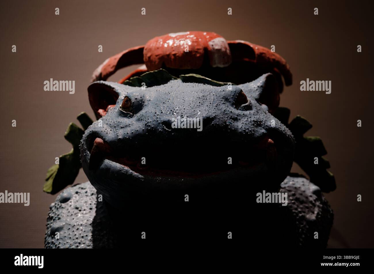 VENUSAUR accoglie gli spettatori con uno sguardo simile a una pietra alla mostra Pokémon x Kogei Foto Stock