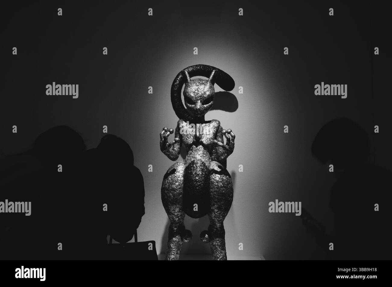 Mewtwo in monocromia, alla mostra Pokémon x Kogei Foto Stock