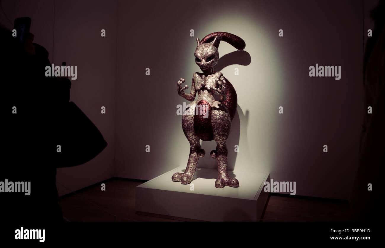 Mewtwo reinventato alla mostra Pokémon x Kogei: Incontri giocosi di Pokémon e artigianato giapponese Foto Stock