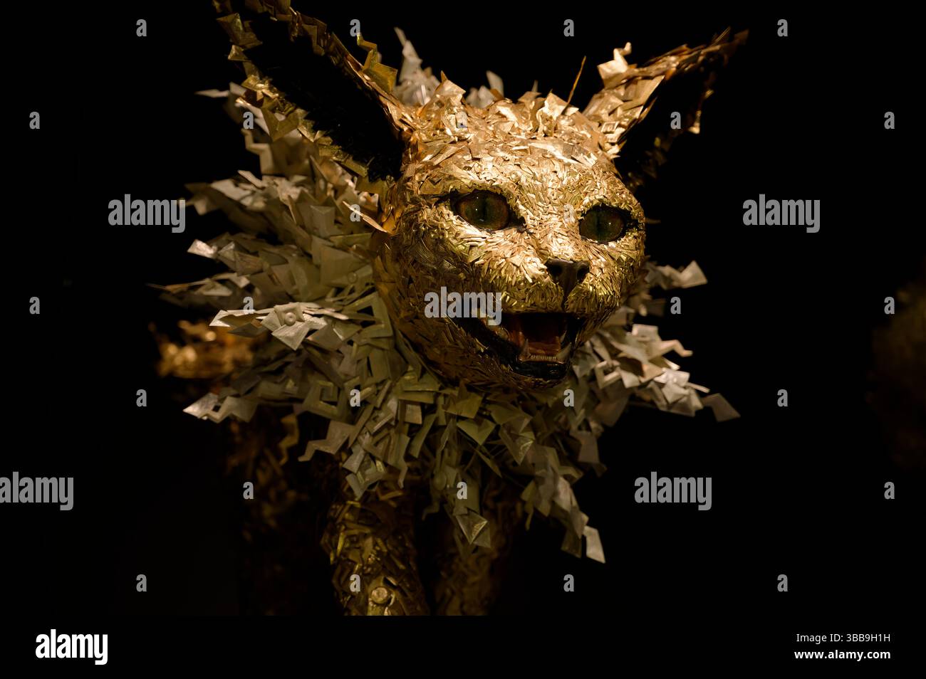 Jolteon ha preso vita con texture intricate e brillantezza dorata alla mostra Pokémon x Kogei Foto Stock