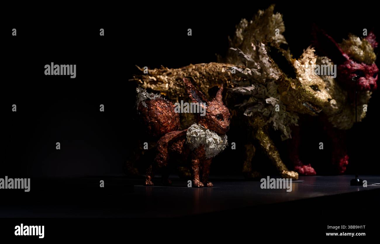 Eevee e le sue evoluzioni hanno preso vita in forma scultorea alla mostra Pokémon x Kogei Foto Stock