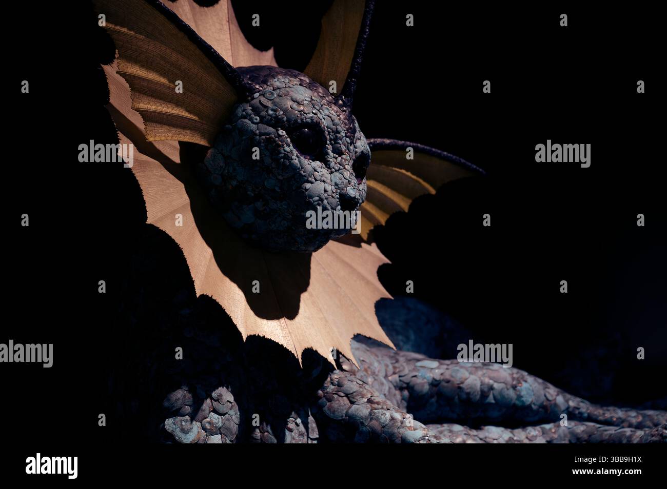 Vaporeon ha reinventato con scale di pietra e pinne di legno alla mostra Pokémon x Kogei Foto Stock