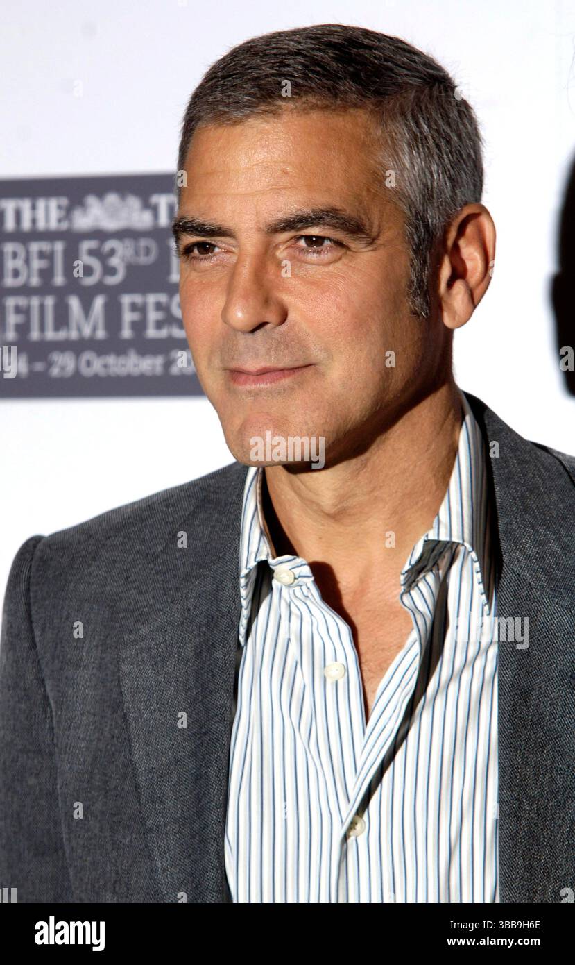 George Clooney al fantastico Mr Fox Photocall al Dorchester Hotel di Londra - 14 ottobre 2009 IMMAGINI E CARATTERISTICHE FAMOSE AGENZIA 13 HARWOOD ROAD LONDRA SW6 4QP REGNO UNITO tel +44 (0) 20 7731 9333 fax +44 (0) 20 7731 9330 e-mail info@famous.uk.com www.famous.uk.com FAM27014 Foto Stock