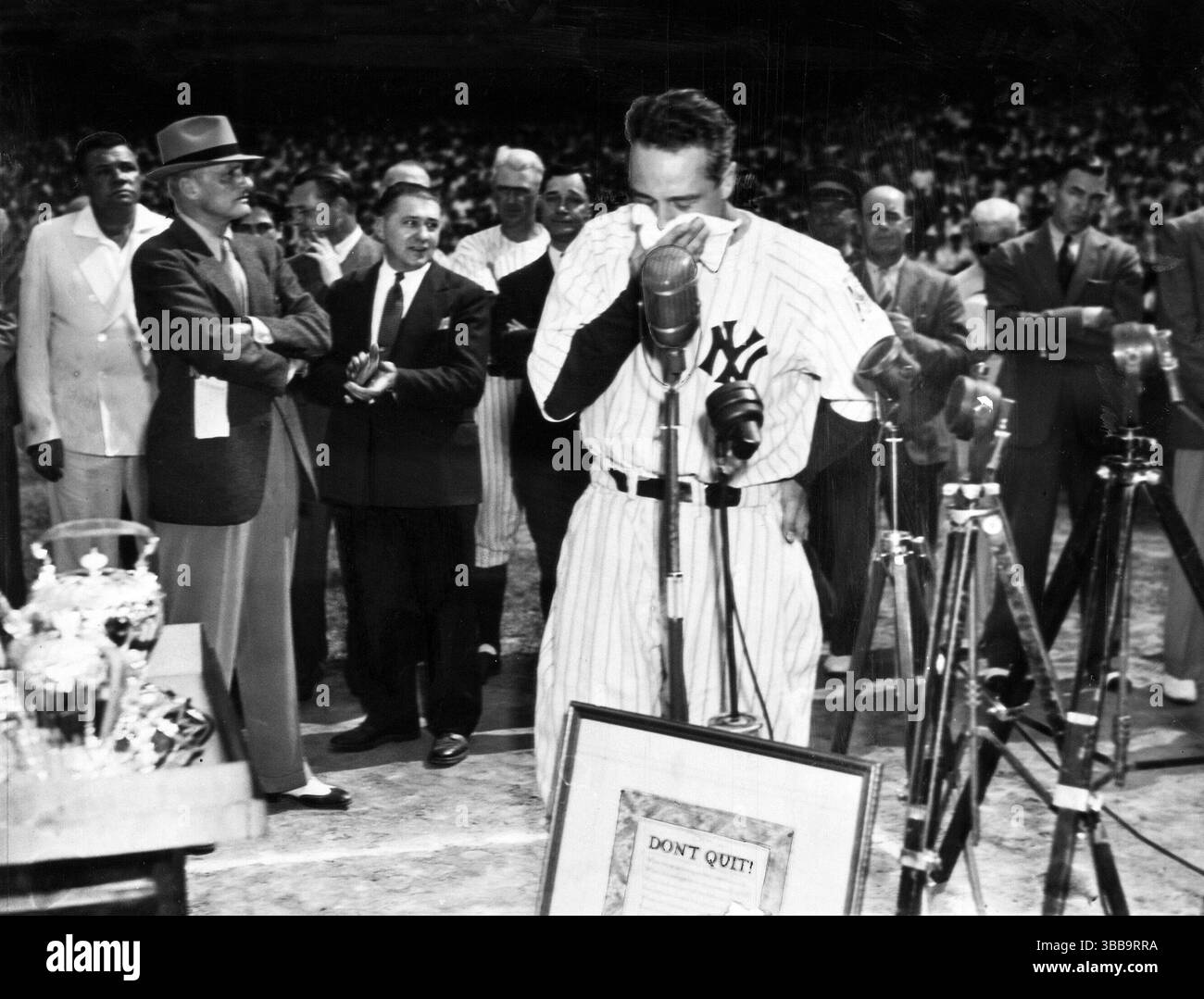 Lou Gehrig Day - il addio di Lou Gehrig dopo il suo discorso sull'uomo fortunato. Babe Ruth sullo sfondo. 1939 Foto Stock