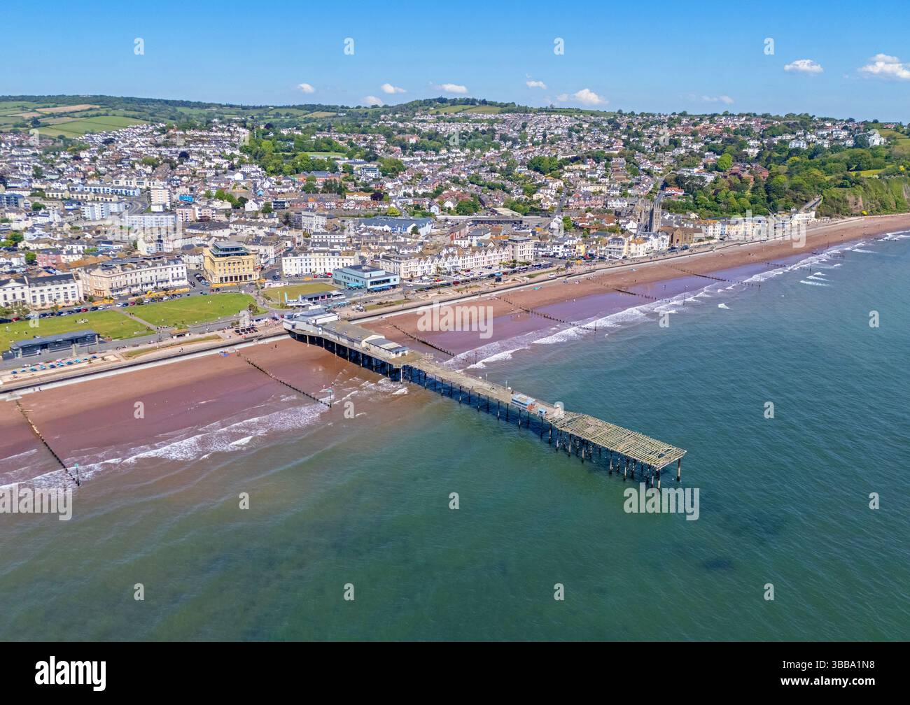 Immagine aerea della linea costiera di Teignmouth crogiolandosi nel bel sole primaverile. 10 maggio 2025 Foto Stock