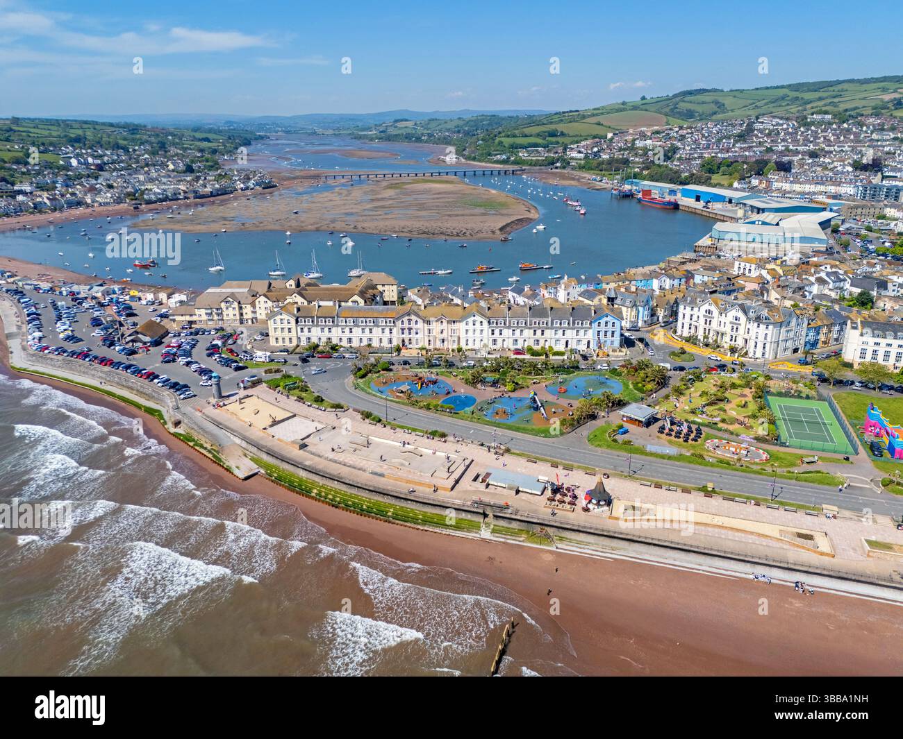 Immagine aerea della linea costiera di Teignmouth crogiolandosi nel bel sole primaverile. 10 maggio 2025 Foto Stock