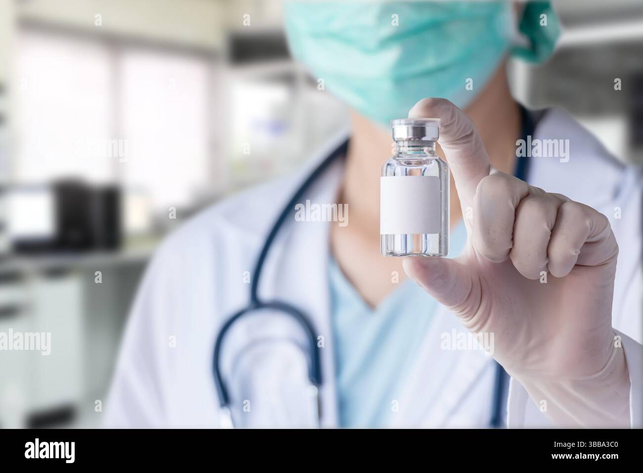 primo piano del flacone di vetro con etichetta bianca vuota per il vaccino nella mano del medico con i guanti, laboratorio sfocato sullo sfondo. concetto di vaccino e medicina Foto Stock