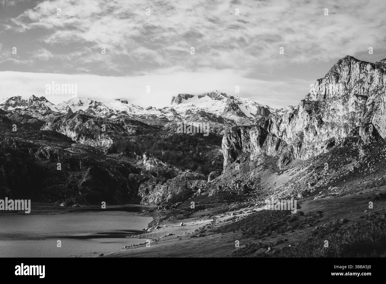 Laghi di Covadonga - paesaggio di montagna coperto di neve - Picos da Europa, Spagna Foto Stock