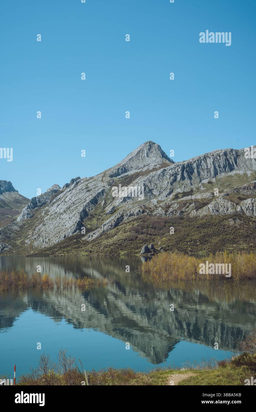 Splendida riflessione sull'acqua in un lago di Riaño, Picos da Europa, Spagna Foto Stock