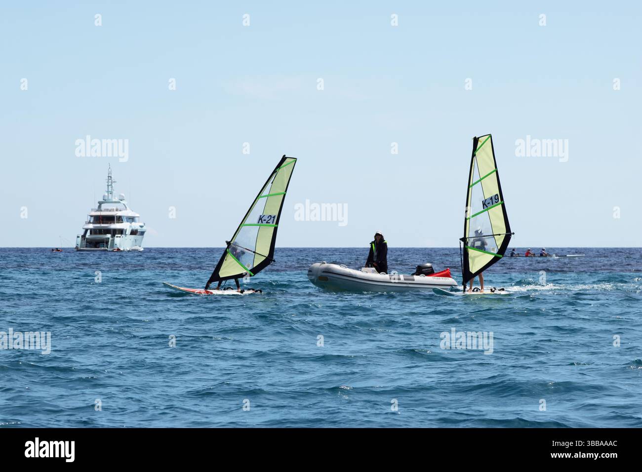 Scuola di windsurf vicino alla costa palermitana, Sicilia Foto Stock