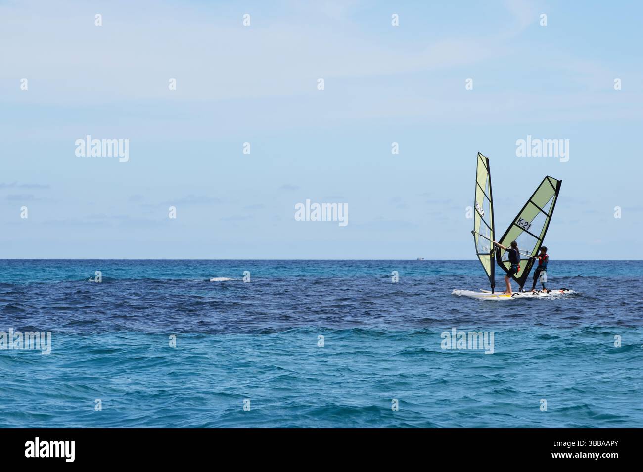 Scuola di windsurf vicino alla costa palermitana, Sicilia Foto Stock