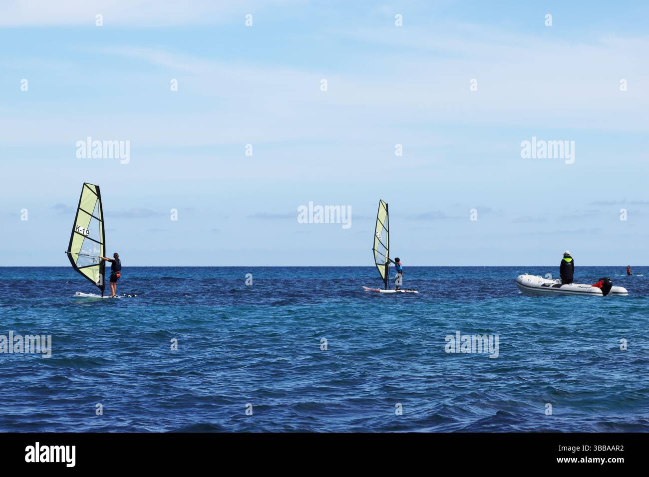 Scuola di windsurf vicino alla costa palermitana, Sicilia Foto Stock