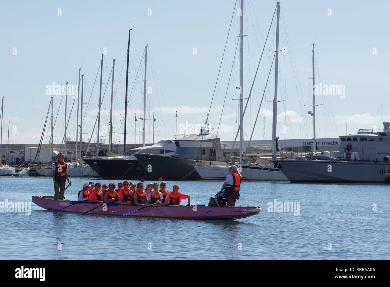 Barca scuola navale con alunni nel porto di Palermo, in Sicilia Foto Stock