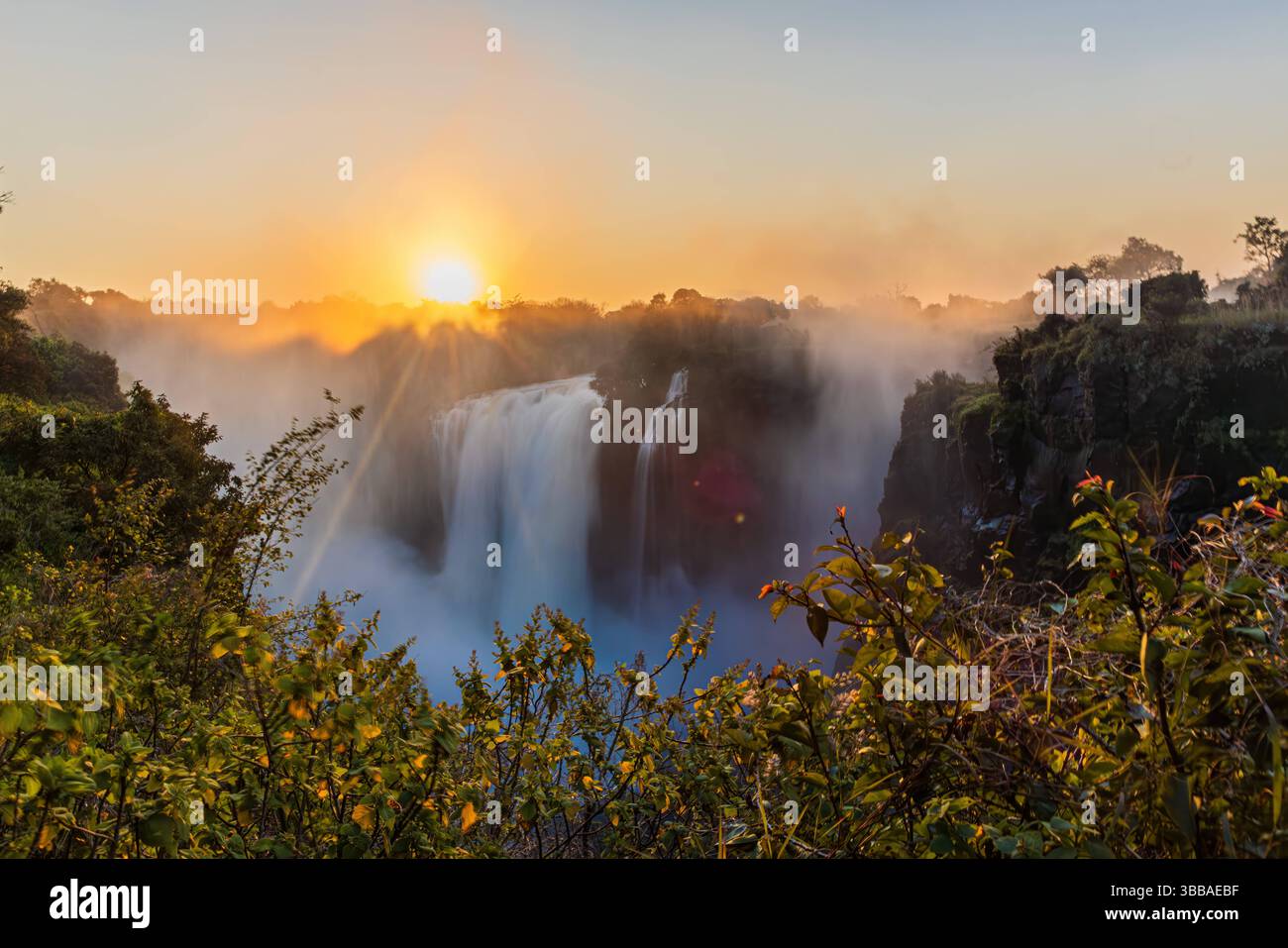 Incredibile tramonto alle Cascate Vittoria, Zimbabwe impressionante vista delle Cascate Vittoria **** Beeindruckender Sonnenuntergang an den Victoriafällen, Foto Stock