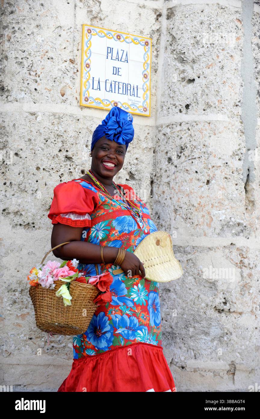 Afrocuban Dama con fiori e costume tradizionale a La Havana ,Cuba Foto Stock