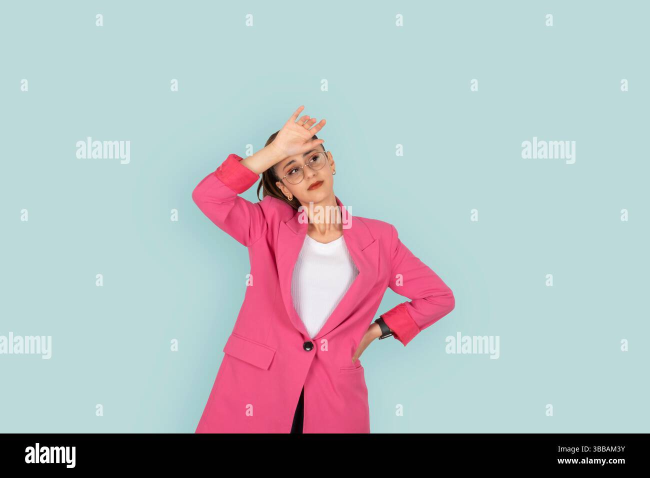 bruna caucasica dipendente d'ufficio stanca depressa donna d'affari. Mano sulla fronte, mal di testa, emicrania. Sfondo blu chiaro isolato Foto Stock