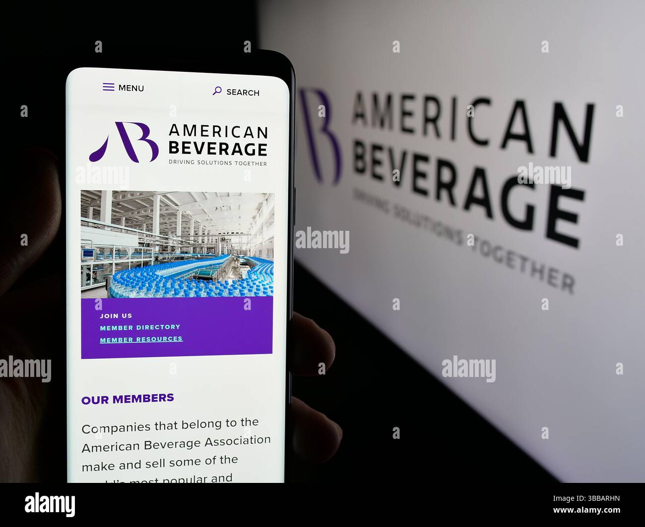 Stoccarda, Germania - 12-27-2024: Persona con smartphone con pagina web del gruppo di lobbying American Beverage Association (ABA) sullo schermo con logo. Foto Stock