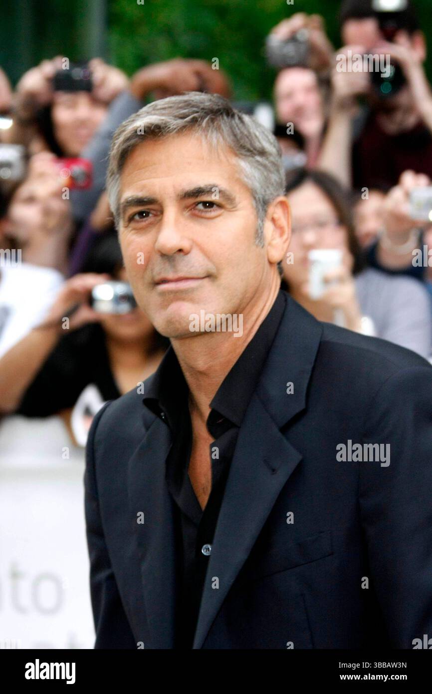 George Clooney alla prima di 'The Men Who stare at Goats' tenutasi alla Roy Thomson Hall durante il Toronto International Film Festival in Canada - 11 settembre 2009 FAMOUS PICTURES AND FEATURES AGENCY 13 HARWOOD ROAD LONDRA SW6 4QP REGNO UNITO tel +44 (0) 20 7731 9333 fax +44 (0) 20 7731 9330 e-mail info@famous.uk.com www.famous.uk.com FAM26742 Foto Stock