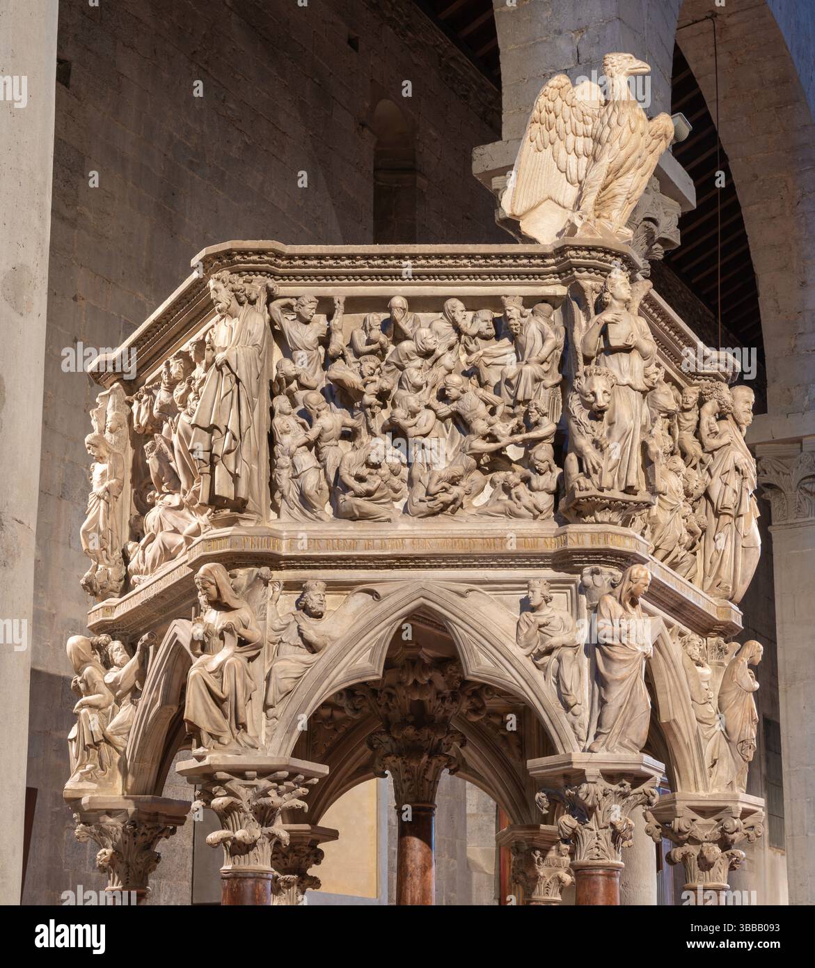 PISTOIA, ITALIA - 16 MARZO 2025: Il pulpito medioevale in marmo con il rilievo del massacro degli innocenti sulla chiesa Pieve di Sant'Andrea Foto Stock