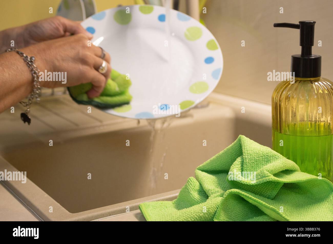 Routine ecologica per la pulizia della casa con materiali organici. Foto Stock