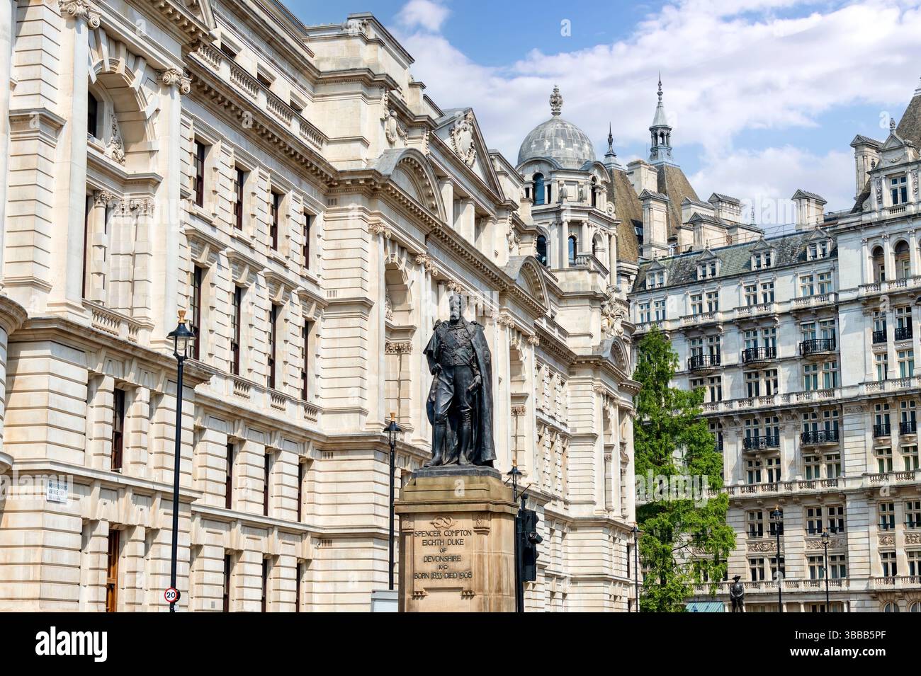 Una statua in piedi di Spencer Compton, l'VIII duca di Devonshire, situata nell'area di Whitehall di Londra, Inghilterra. Foto Stock