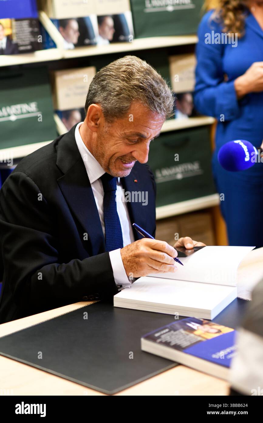 Ex presidente francese Nicolas Sarkozy firma del suo libro Prosesses in una libreria Lamartine a Neuilly sur Seine, Francia, 21 settembre 2021. Foto Stock