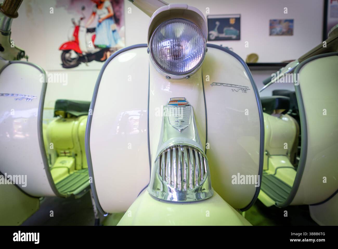 Una preziosa collezione di scooter per vitage in una piccola stanza Foto Stock